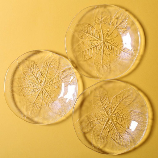 Set van 3 vintage Kosta Boda glazen dessertbordjes / Scandinavisch bladmotief / 1975