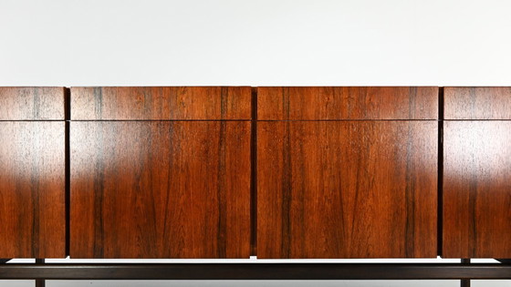 Image 1 of Ib Kofod-Larsen, Rozenhout Credenza. Denemarken, ca.1960