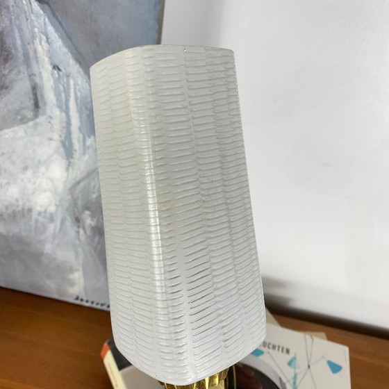 Set van twee messing wandlampen met vierkante tulpvormige kappen van wit geribbeld glas. – Brass (photo 6 of 9)