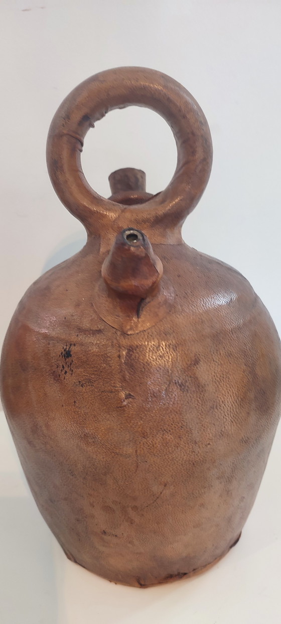 Image 1 of Gárgola , gran jarra de terracota recubierta de cuero