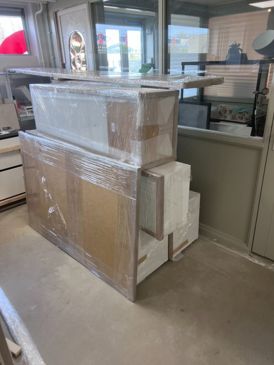 Image 1 of Mobile pensile modulare architettonico (280 cm) – RAL 9010 opaco e impiallacciatura di rovere