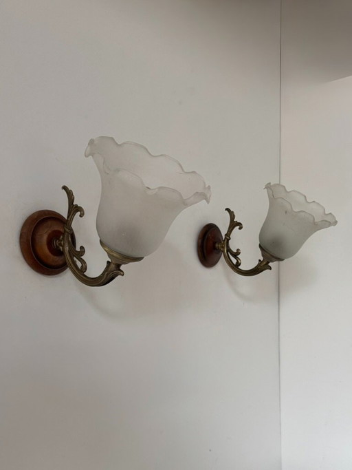 Par de apliques de pared antiguos de cristal, madera y latón, Francia, 1970. – wandlampen, Glass