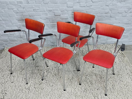 Ensemble de 4 chaises de cuisine vintage à structure chromée et revêtement en similicuir rouge. Pays-Bas, années 1960.