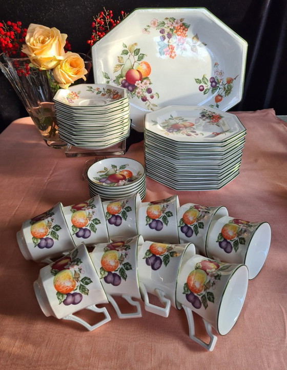 Image 1 of Servizio da tè e torta alla frutta fresca Johnson Brothers England con piatto da portata e petit four.