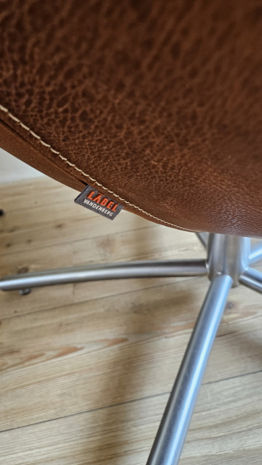 Vandeberg Hidde swivel chair+ Gin pouffe