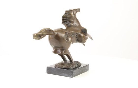 Image 1 of Cheval au galop en bronze de forme abstraite