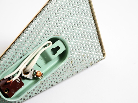 Image 1 of Ein Paar wunderschöne mintgrüne Wandlampen im Mid-Century-Modern-Stil aus perforiertem Blech mit Plexiglasschirmen