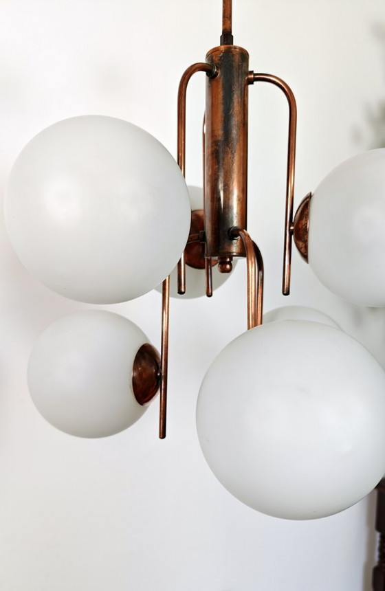 Vintage kroonluchter met 6 bollen uit het midden van de 20e eeuw / Koperen plafondlamp met moleculaire (photo 6 of 11)