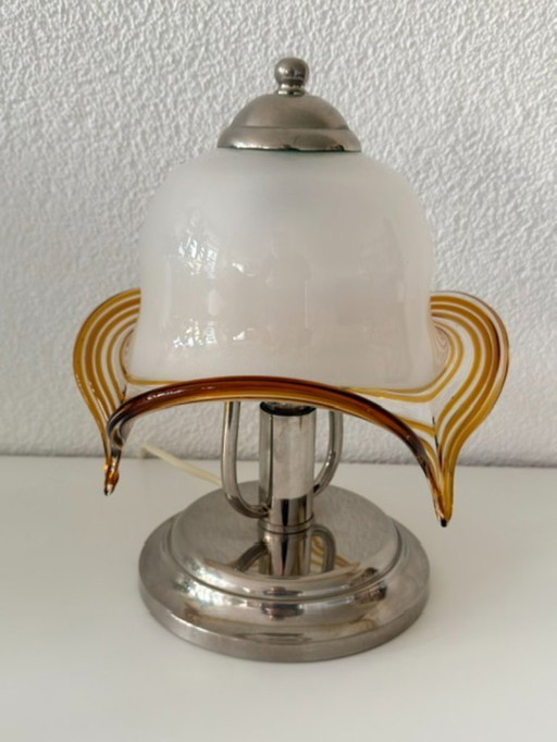 Lámpara de mesa vintage de Murano con cristal opalino y borde ámbar.
