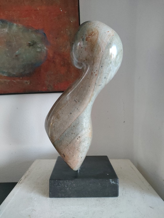 Image 1 of Sculpture abstraite en stéatite sur socle en marbre noir