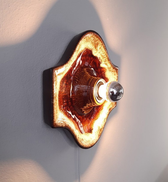 Image 1 of 1 van 2 Keramieken aardewerken roodbruine vintage wandlampen, west germany fat lava stijl, keramische retro wandlamp, space age 