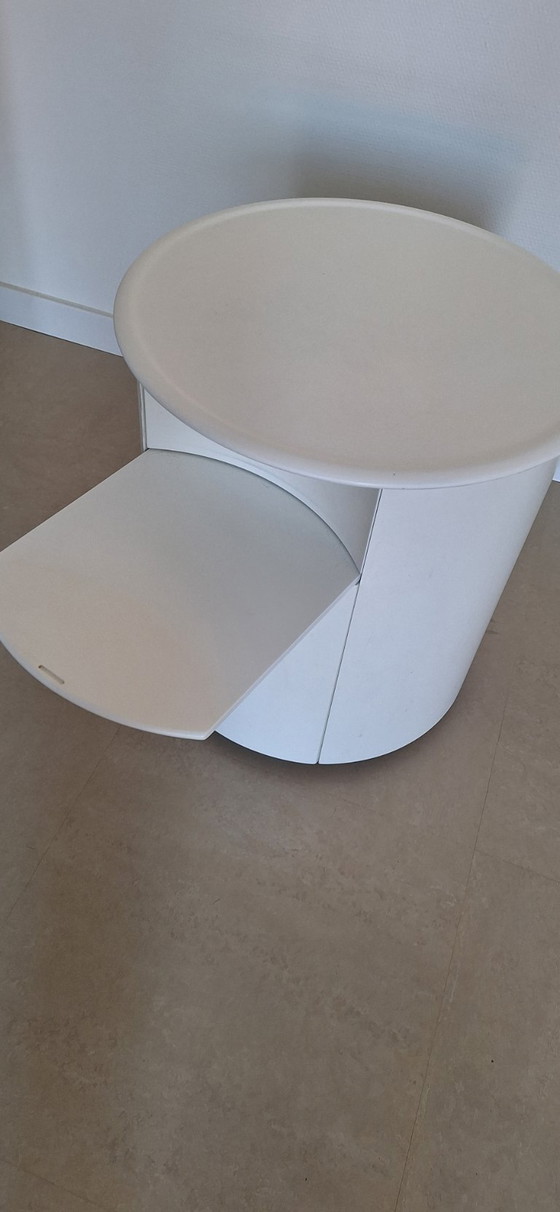 Image 1 of Design nachtkast rond 2 lades en plank