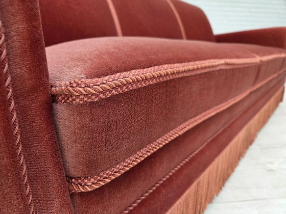 Image 1 of Sofá danés de 3 plazas, década de 1970, tapizado en terciopelo rosa salmón y madera de haya.