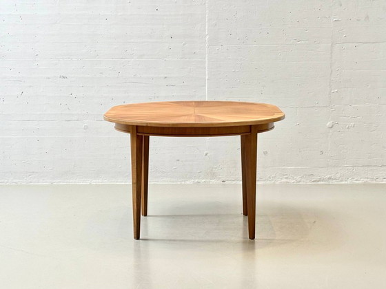 Image 1 of Tavolo rotondo allungabile in legno di ciliegio con impiallacciatura a stella, anni '50