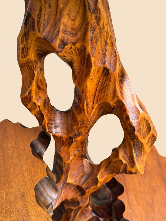 Image 1 of Mesa auxiliar escultural hecha a mano en madera maciza | Indonesia | 1930-1950