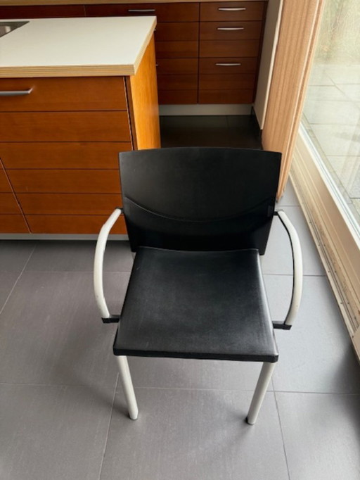 Leolux 4 eetkamerstoelen Myto inclusief eetkamertafel Arcade