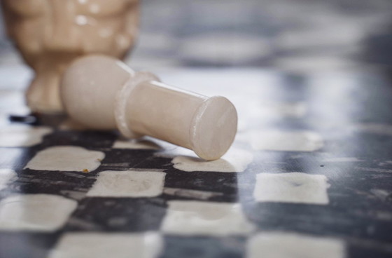 Image 1 of Antico mortaio e pestello orientale in alabastro intagliato, pezzo decorativo in pietra d'epoca