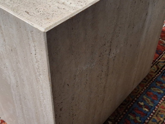 Image 1 of Italiaanse salontafel of sokkel van natuurlijk geaderd travertijn.