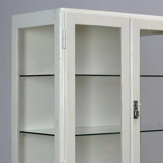 Image 1 of Armoire médicale en bois des années 1930