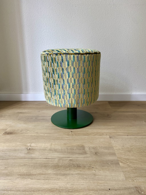 Pièce Maîtresse Upcyclée Unique: Pouf Design McDonald's Retapissé sur Pied en Acier