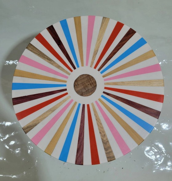 Image 1 of Tavolino in resina colorata fatto a mano in Marocco – Handgemaakt in Marokko Kleurrijke Resin Bijzettafel