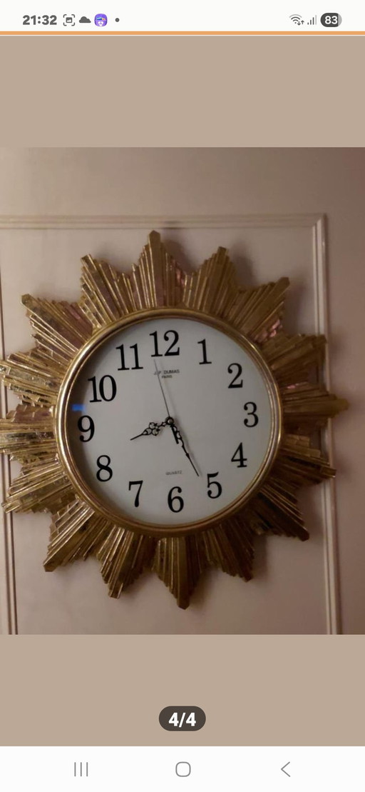Sole di un orologio analogico italiano dorato