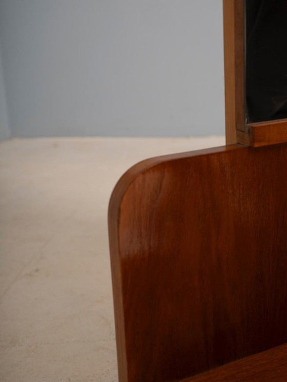 Image 1 of Mobiletto funzionalista con specchio, Cecoslovacchia, anni '30