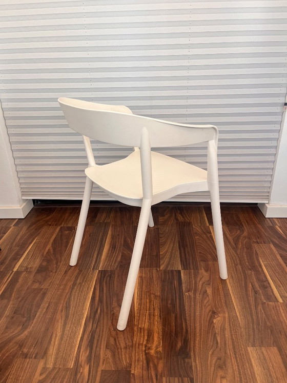 Image 1 of Silla de diseño blanca con reposabrazos + cojín de pelo incluido