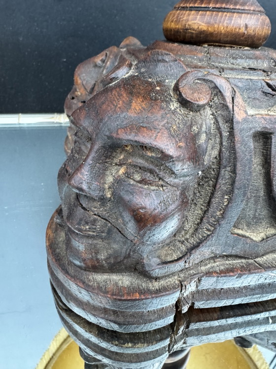 Image 1 of Antike geschnitzte Holzlampe mit einem Gesicht