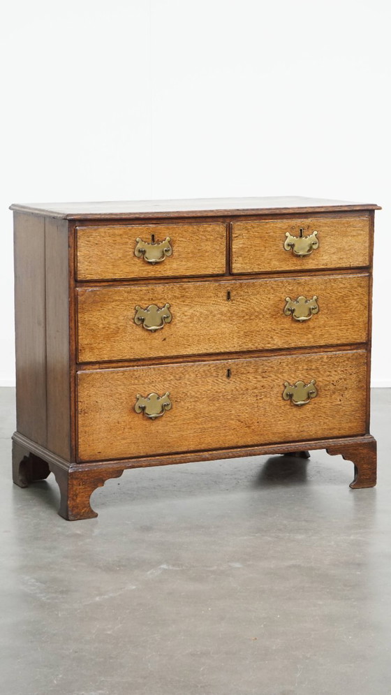 Image 1 of Commode ancienne en chêne anglais du XVIIIe siècle