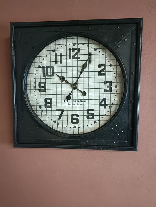 horloge de gare en métal