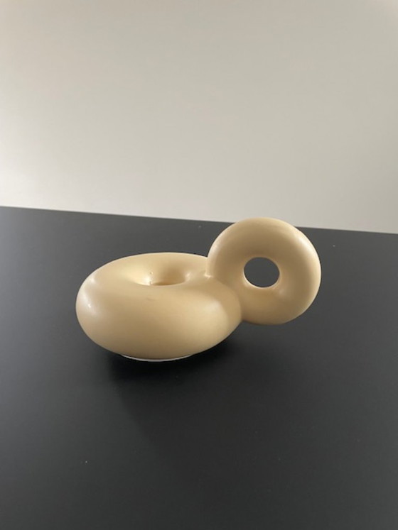 Image 1 of Portacandele a forma di ciambella color crema con manico giocoso – in ceramica