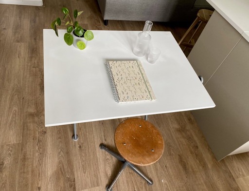 Tavolo da disegno Ahrend de Cirkel con sgabello