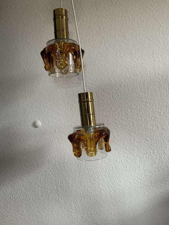 Image 1 of Lampada a sospensione di metà secolo – Oberglas Austria – vetro ambrato e ottone