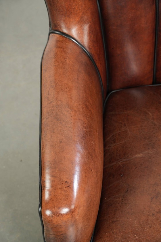 Fauteuil confortable en peau de mouton au design unique, orné d'un passepoil noir. – Leather (photo 7 of 15)