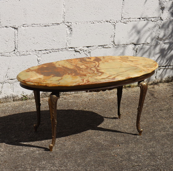 Image 1 of Table basse ovale française en marbre d'onyx et laiton - Table de salon - Table de cocktail - Style Louis XV- 70s