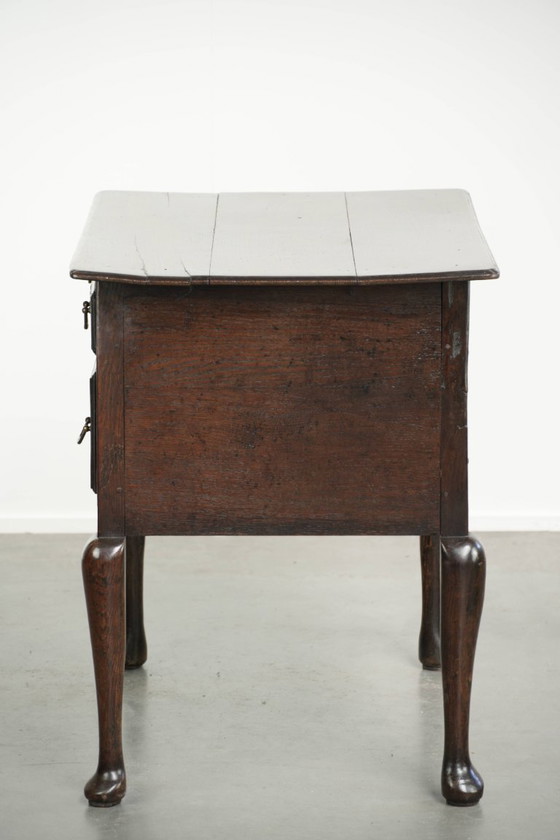 Elegant 18th-century English oak lowboy/side table with a luxurious appearance – Wood (photo 6 of 11)