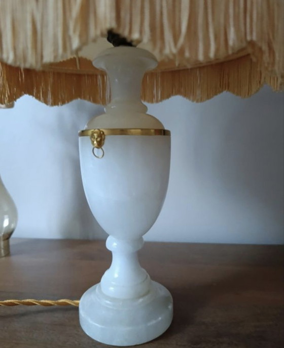 Image 1 of Lampada in alabastro e ottone in stile Luigi XVI, paralume a cupola in raso, 1950