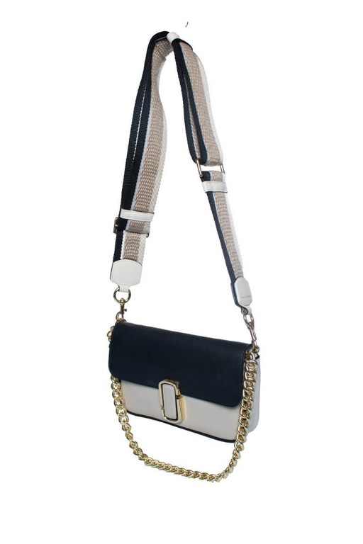 Borsa a tracolla Marc Jacobs, modello J Marc, nei colori beige e nero.