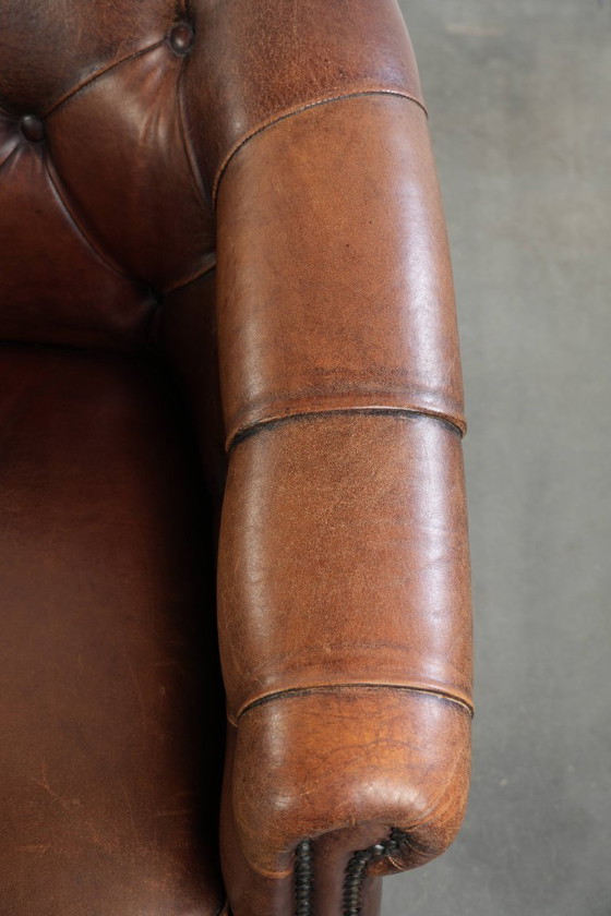 Image 1 of 2x karaktervolle en warme schapenleren clubfauteuil in Engelse chesterfield stijl