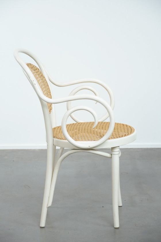Image 1 of Sedia da bistrot bianca vintage con braccioli in stile Thonet