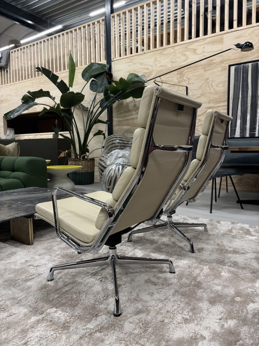 Fauteuil lounge Vitra Eames EA 222 chromé, entièrement recouvert de cuir à l'avant et à l'arrière. (photo 2 of 12)