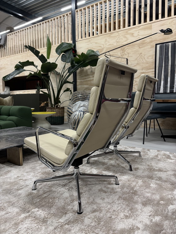 Fauteuil lounge Vitra Eames EA 222 chromé, entièrement recouvert de cuir à l'avant et à l'arrière – Aluminium (photo 2 of 12)