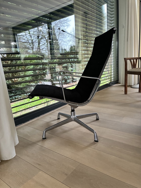 Image 1 of Eames EA116 loungestoel Herman Miller