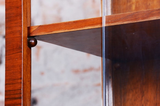 Gerestaureerde art-deco vitrinekast, walnoot en glas, Tsjechisch, jaren 1920 – Vitrinekasten, Metal (photo 6 of 15)