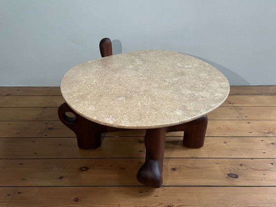 Image 1 of Unieke Casey McCafferty Salontafel | Geolied Notenhout & Travertijn | Handgemaakt