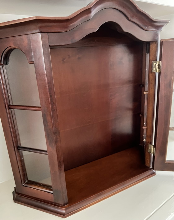 Image 1 of Vitrina de pared con sello original de taller danés y número de inspección.