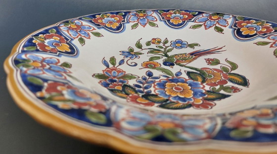 Image 1 of Un plato de pared policromado Royal Tichelaar Makkum pintado a mano de época.