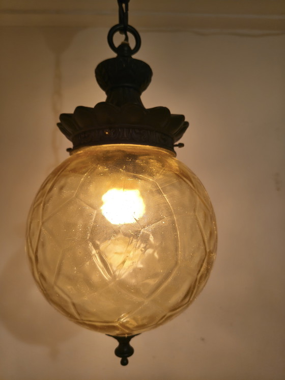 Image 1 of Lampada a sospensione vintage con globo in vetro pressato color ambra – stile retrò anni '70