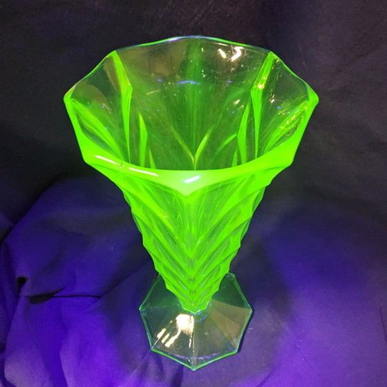 Vase Antique Art Déco Bohémien en Uranium / Verre Géométrique Effilé (Verre de Bohème) – Glass (photo 3 of 15)